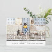 Moderne Typografie Afstuderen Fotoaankondiging Kaart (Staand voorkant)