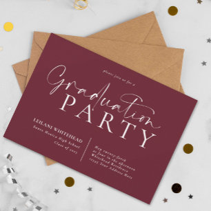 Moderne Typografie Graduation Party Burgundy Kaart