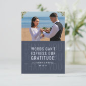 Moderne Typografie Minimaliserende bruiloft foto Bedankkaart (Staand voorkant)