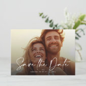 Moderne Typografie Overlay Foto Save The Date (Staand voorkant)