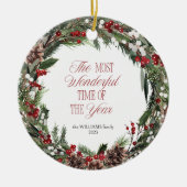 Moderne Typografie Red Berry krans Kerstmis Keramisch Ornament (Voorkant)
