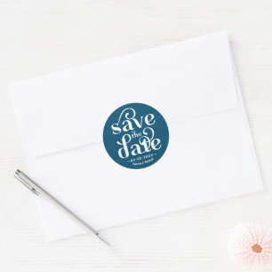 Moderne typografie trouwkaart save the date ronde sticker