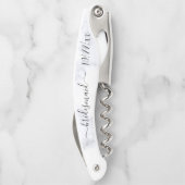 Moderne Typografie Weddenschap Bridesmaid Kurkentrekker (Achterkant)