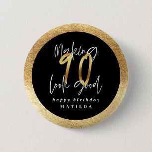Moderne typografie zwart en goud 90ste verjaardag ronde button 5,7 cm