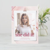 Moderne Typographie Chic Graduation Invitation (Debout devant)