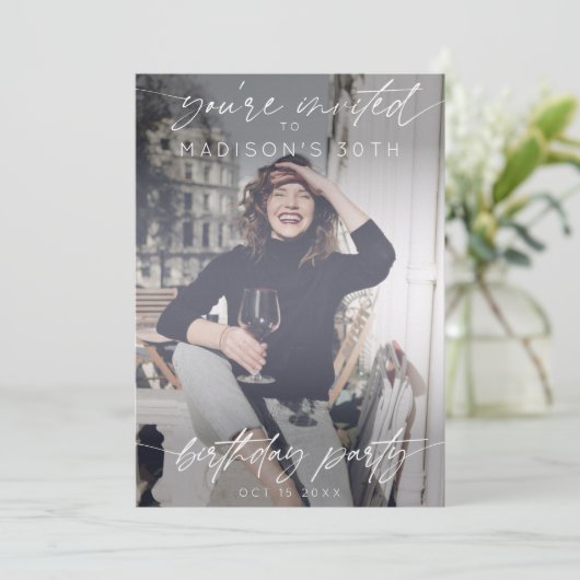 Moderne Verjaardagsfeestje Handgeschreven Script F Kaart (Staand voorkant)