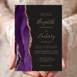 Moderne violet Or Agate Faire-part de mariage fonc<br><div class="desc">Le bord gauche de cette élégante faire-part de mariage moderne est orné d'une bordure d'aquarelle violette ornée d'une parties scintillant en faux or. Le texte personnalisable combine écriture manuscrite couleur or, cuivre et polices italiques sur un arrière - plan gris fusain foncé. L'envers est assorti d'une agate violette et dorée....</div>