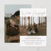 Moderne 'We're Engaged'-uitnodiging met 2 foto's Kaart (Voorkant / Achterkant)