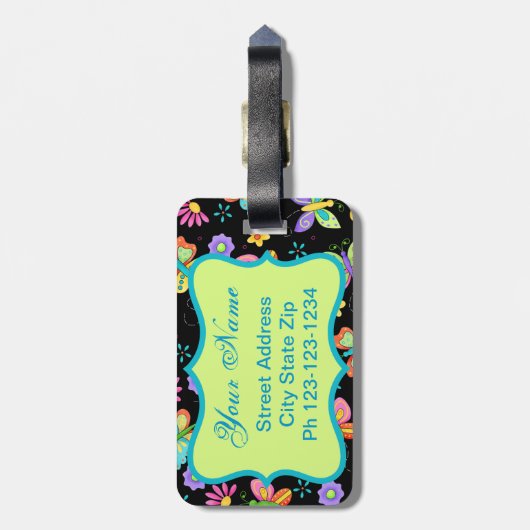 Moderne Whimsy Butterflies op zwart Monogram Bagagelabel (Achterkant verticaal)