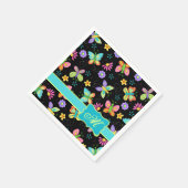 Moderne Whimsy Butterflies op zwart Monogram Servet (Hoek)