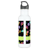Moderne Whimsy Butterflies op zwart Monogram Waterfles (Achterkant)