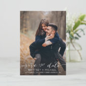 Moderne, witte, handgeschreven foto save the date (Staand voorkant)