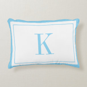 Moderne witte &hemelblauwe monogram accent kussen