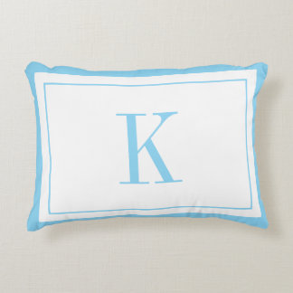 Moderne witte &hemelblauwe monogram accent kussen