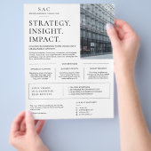 Moderne Witte Professionele Consultant Flyer (Hand)