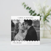 Moderne Witte Scallop Fotobruiloft Bewaar de datum Kaart (Staand voorkant)