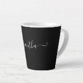 Moderne witte script typografie naam op zwart latte mok (Rechterhoek)