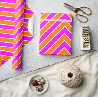 Moderne zigzagstreep Heet Roze Sinaasappel Cadeaupapier
