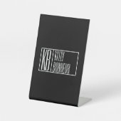Moderne Zwart-wit Initialen met Naam Monogram Reclamebord Met Voetstuk (Voorkant)