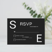 Moderne zwart-wit monogram bruiloft RSVP kaartje (Staand voorkant)