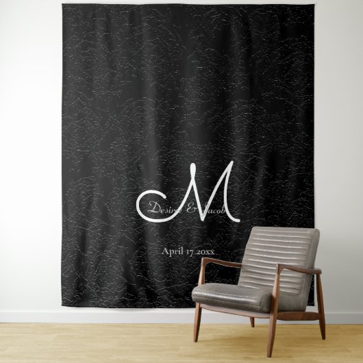 Moderne zwart-wit monogram trouwfoto booth wandkleed (In situ)