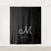 Moderne zwart-witte monogram trouwfoto booth wandkleed (Voorkant)