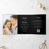 Moderne Zwarte bruiloft RSVP Details QR Code Foto Drieluik Uitnodiging (Binnen)