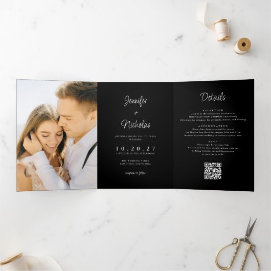 Moderne Zwarte bruiloft RSVP Details QR Code Foto Drieluik Uitnodiging (Binnen)