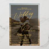 Moderne zwarte bruiloft script foto goud folie uitnodiging (Voorkant)