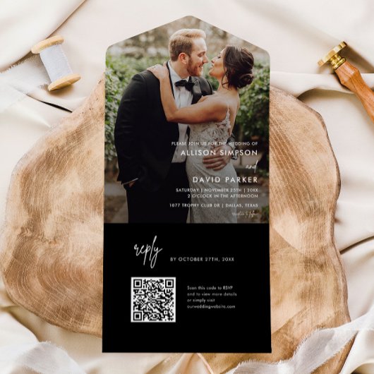 Moderne zwarte eenvoudige QR-code bruiloft All In One Uitnodiging