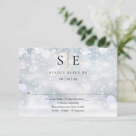 Moderne Zwarte en Gouden Monogram Winter Bruiloft RSVP Kaartje (Staand voorkant)