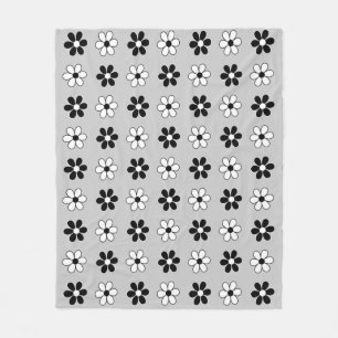 Moderne zwarte en witte bloemen op licht zilvergri fleece deken