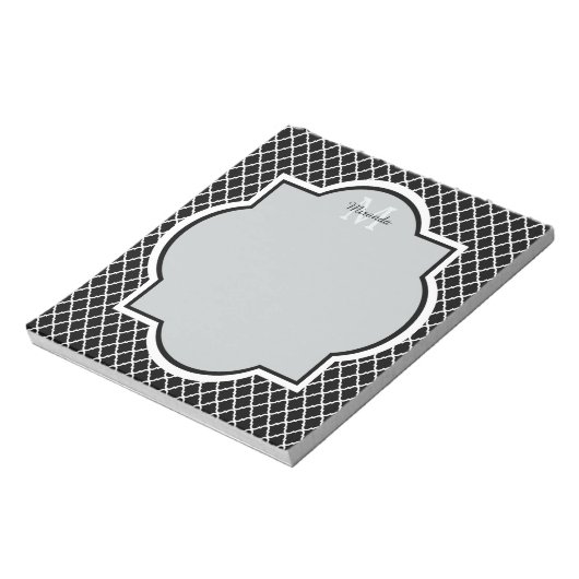 Moderne zwarte en witte Quatrefoil Monogramnaam Notitieblok (Gedraaid)