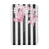 Moderne zwarte en witte strepe roze flamingo badmat (Voorkant Verticaal)