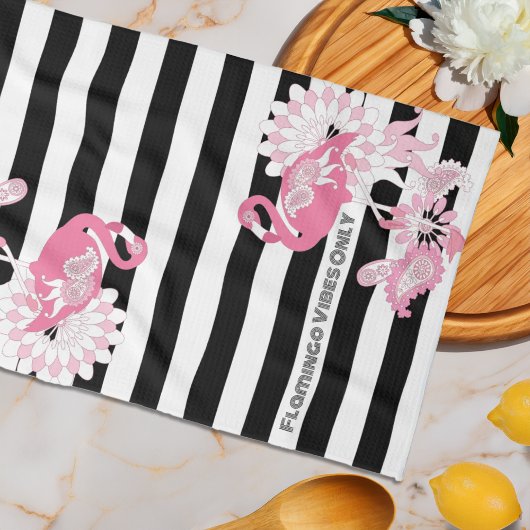 Moderne zwarte en witte strepe roze flamingo theedoek