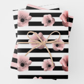 Moderne zwarte en witte strepen en roze bloemen inpakpapier vel (In situ)