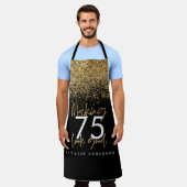 Moderne, zwarte goudbewerkbare verjaardag schort (Gedragen)