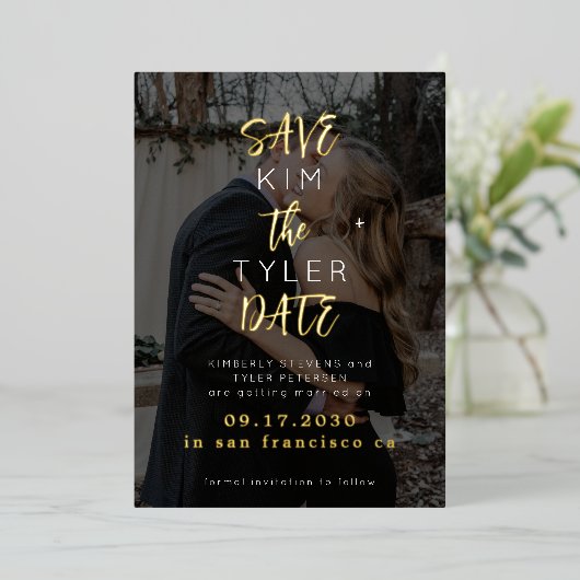 Moderne zwarte gouden foto's bruiloft met datum folie uitnodiging (Staand Voorkant)
