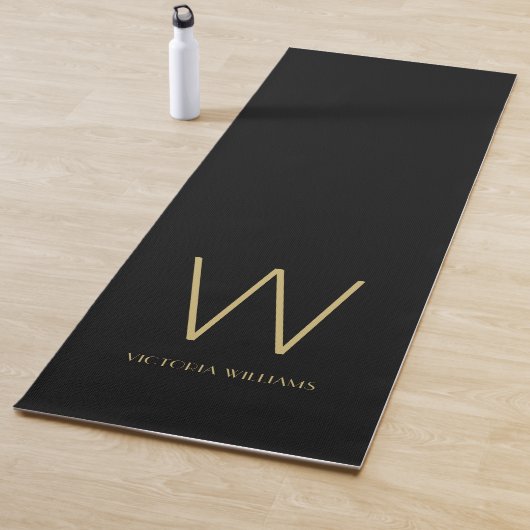 Moderne zwarte gouden minimalistische monogram yogamat (In situ)