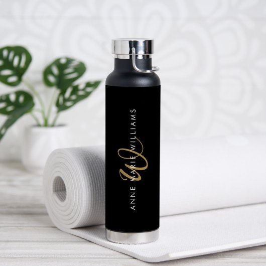 Moderne Zwarte Gouden Script Monogram Waterfles (Yoga (Gedraaid) )