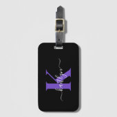 Moderne Zwarte Paarse Script Monogram Bagagelabel (Voorkant (verticaal))
