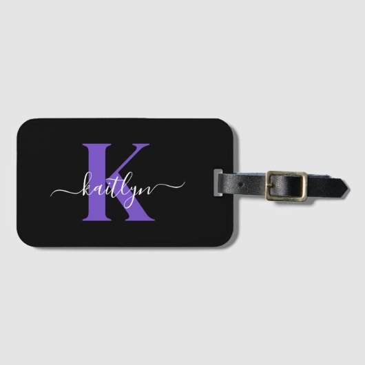 Moderne Zwarte Paarse Script Monogram Bagagelabel (Voorkant (horizontaal))