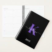 Moderne Zwarte Paarse Script Monogram Planner (Display)