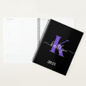 Moderne Zwarte Paarse Script Monogram Planner (Display)