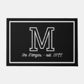 Moderne Zwarte Witte Monogram Script Familienaam Deurmat (Voorkant)