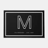 Moderne Zwarte Witte Monogram Script Familienaam Deurmat (Voorkant)