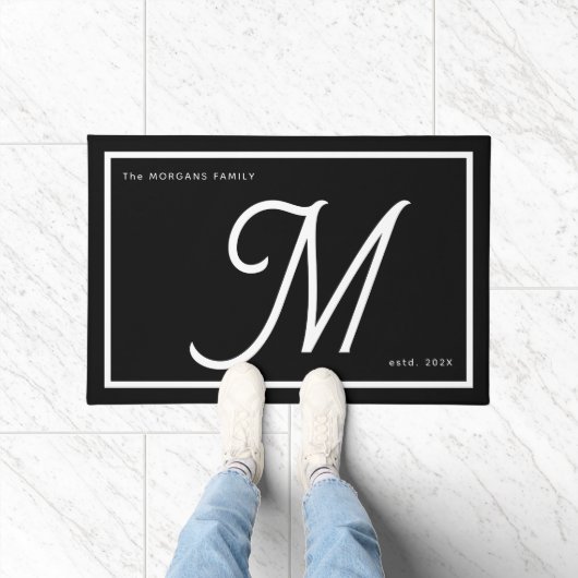 Moderne Zwarte Witte Monogram Script Familienaam Deurmat (Binnen)