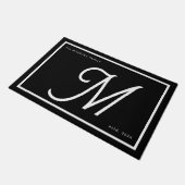 Moderne Zwarte Witte Monogram Script Familienaam Deurmat (Schuin)