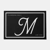 Moderne Zwarte Witte Monogram Script Familienaam Deurmat (Voorkant)