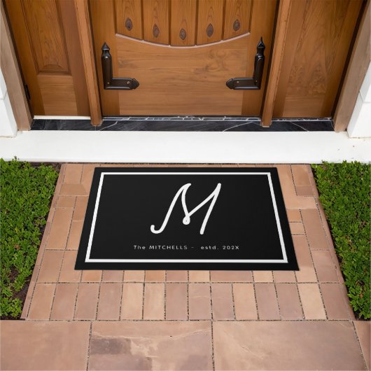 Moderne Zwarte Witte Monogram Script Familienaam Deurmat (Buiten)
